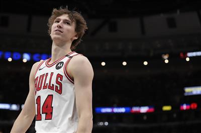 Cảm giác kiểm soát bóng thật lạnh! Buzelis & Okoro ghi 0/9 hiệp và chỉ ghi được 1 điểm