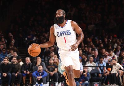 Nhẹ nhàng và tự do! Harden ghi được 30 điểm khi bắn 8 ăn 11, 7 rebound và 7 hỗ trợ, và 5 ăn 6 ba điểm.