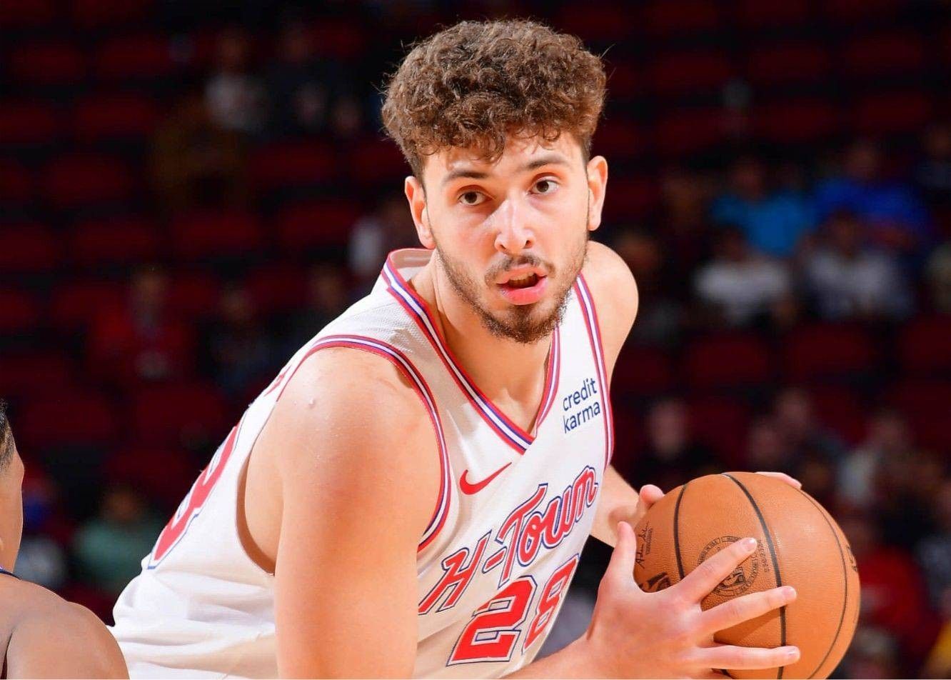 Cầu thủ trẻ thứ ba trong lịch sử! Shen Jing đạt hơn 2.500 rebound và hơn 1.000 kiến tạo