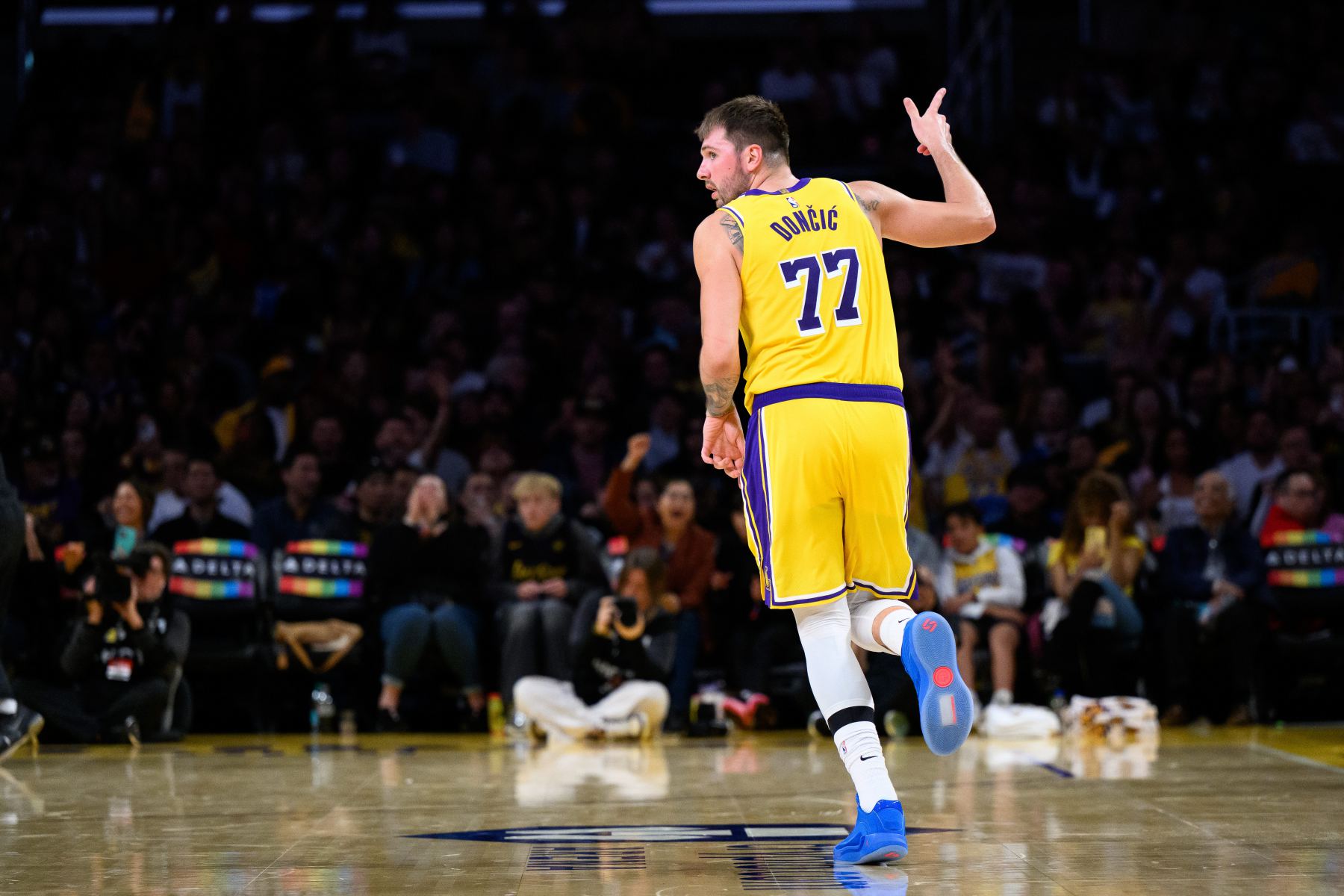 Lakers đã đánh bại Bucks trong giờ nghỉ giải lao! Doncic có 21 điểm và 5 kiến tạo, đồng thời các cầu thủ dự bị không bỏ lỡ một bàn thắng nào.