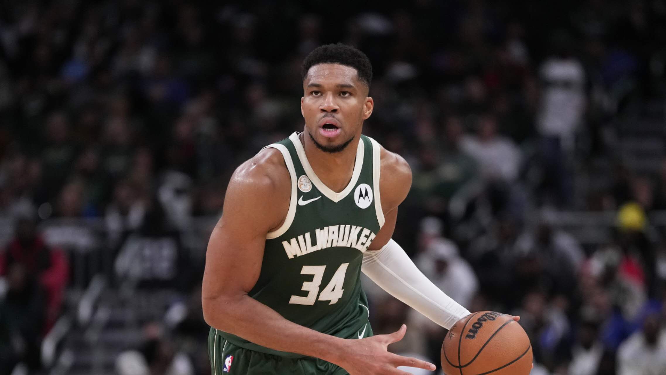 18 pha kiến tạo của Antetokounmpo tiếp tục quy luật kỳ diệu, giúp đội chủ nhà Bucks đánh bại Hornets.