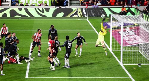 Brentford đấu với Aston Villa