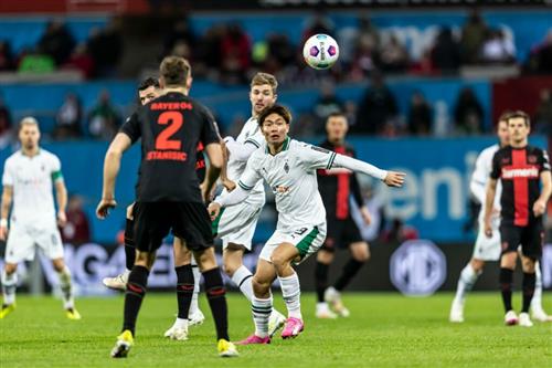 Bayer Leverkusen đấu với Monchengladbach