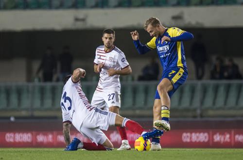 Verona đấu với Cagliari