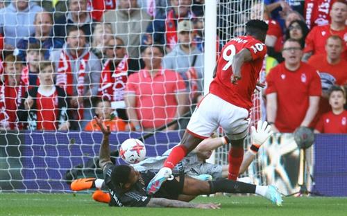 Nottingham đấu với Arsenal