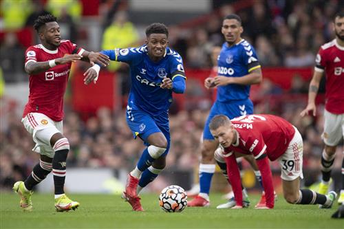 Manchester United đấu với Everton