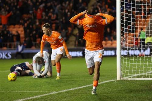 Blackpool đấu với Nottingham