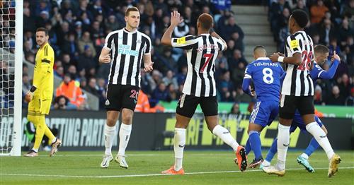 Leicester City đấu với Newcastle