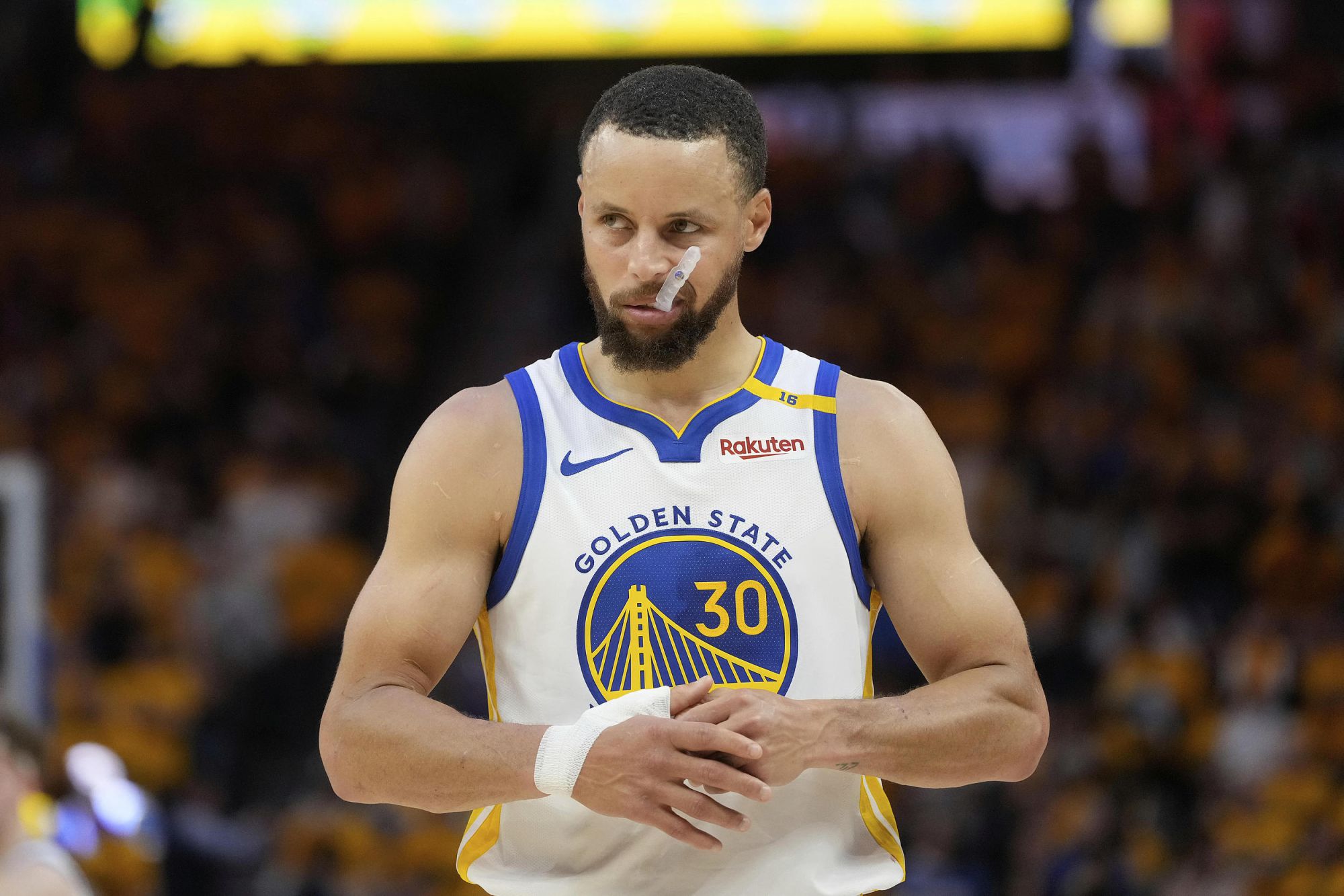 Curry ghi được 12 điểm trong giờ nghỉ giải lao, Booker ghi được 17 điểm, và Warriors dẫn đầu cuộc thi về số điểm.