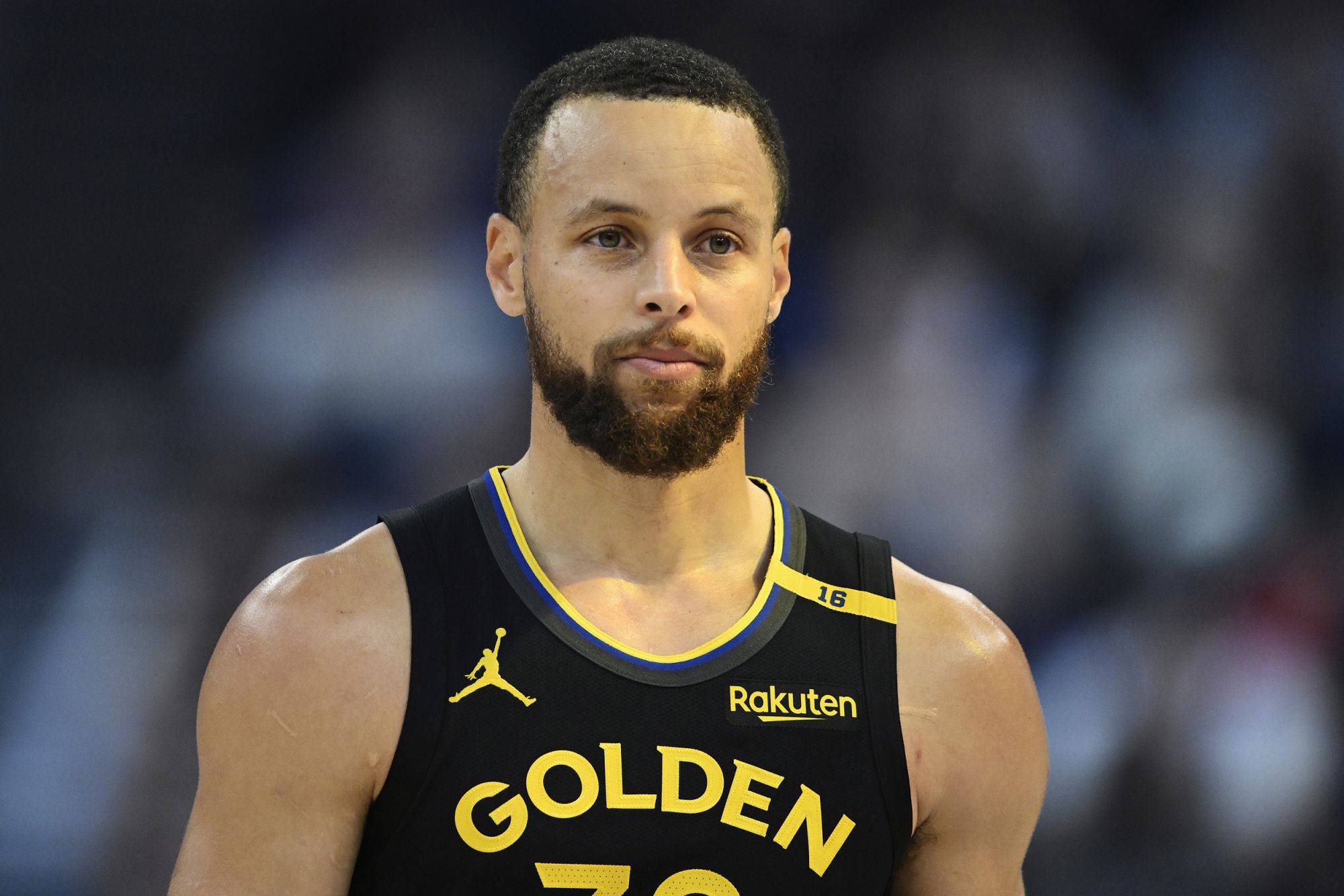Curry ghi được 25 điểm và 5 quả ba điểm 346 lần. Không có người chơi nào khác đạt được 200 trận.