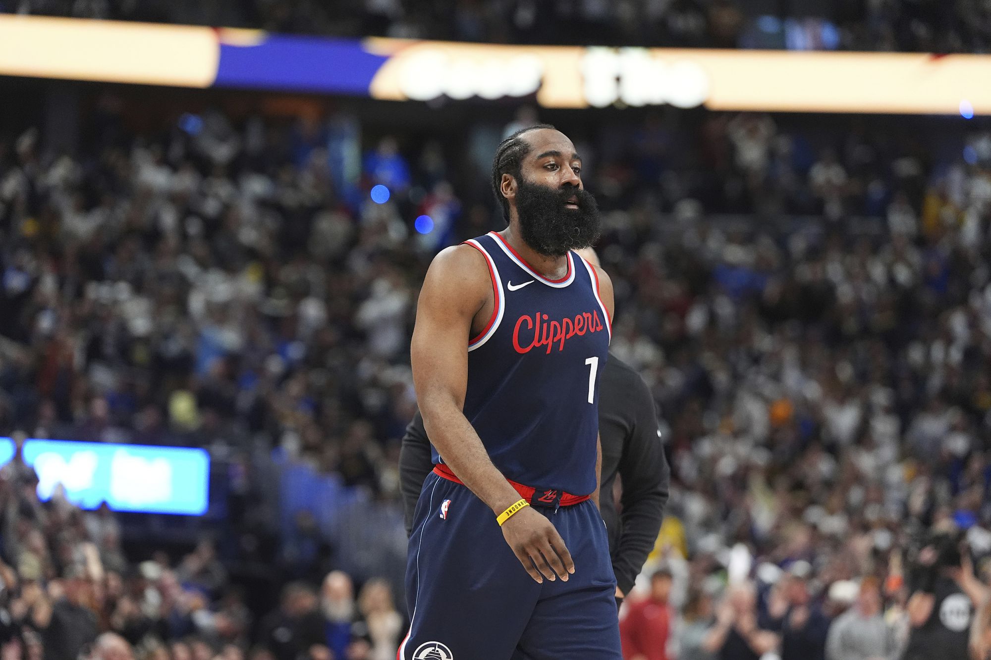 3 phút nghỉ ngơi trong ba phần tư! Harden ghi được 27 điểm khi sút 8/14, 9 rebound và 9 kiến tạo.