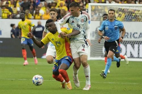 Colombia đấu với Costa Rica