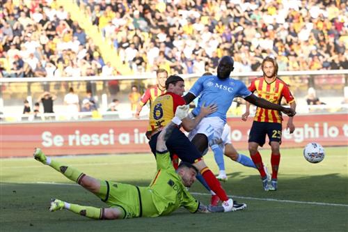 Lecce đấu với Napoli