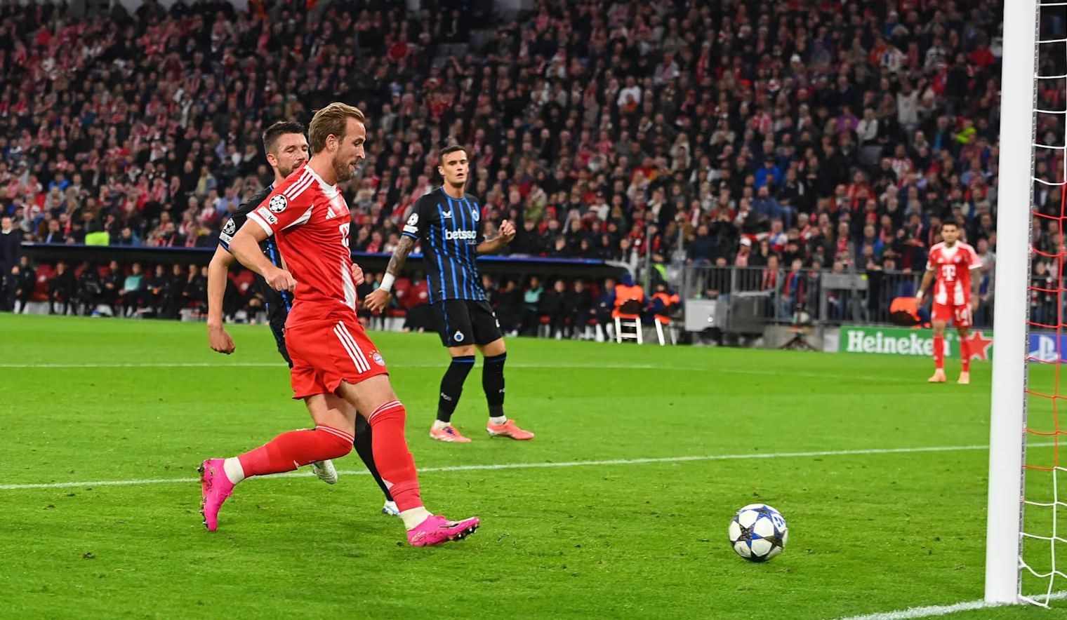 Chính thức: Kane được vinh danh là Cầu thủ xuất sắc nhất tháng 10 của Bayern, và ngôi sao đang lên Karl ghi bàn thắng đẹp nhất
